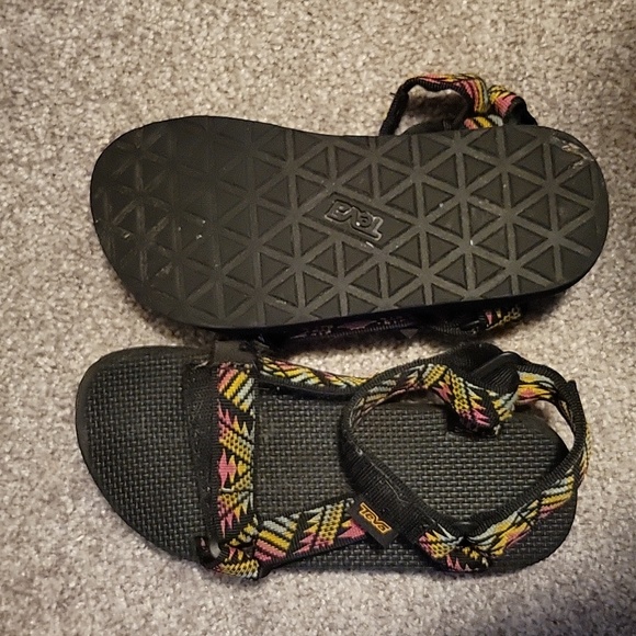 Kids Teva Sandals size 1 - Picture 2 of 3